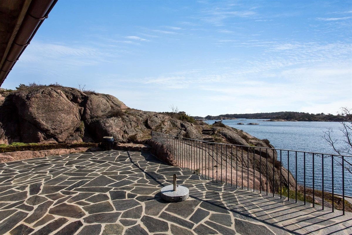 Stor solplatting foran huset Galleribilde