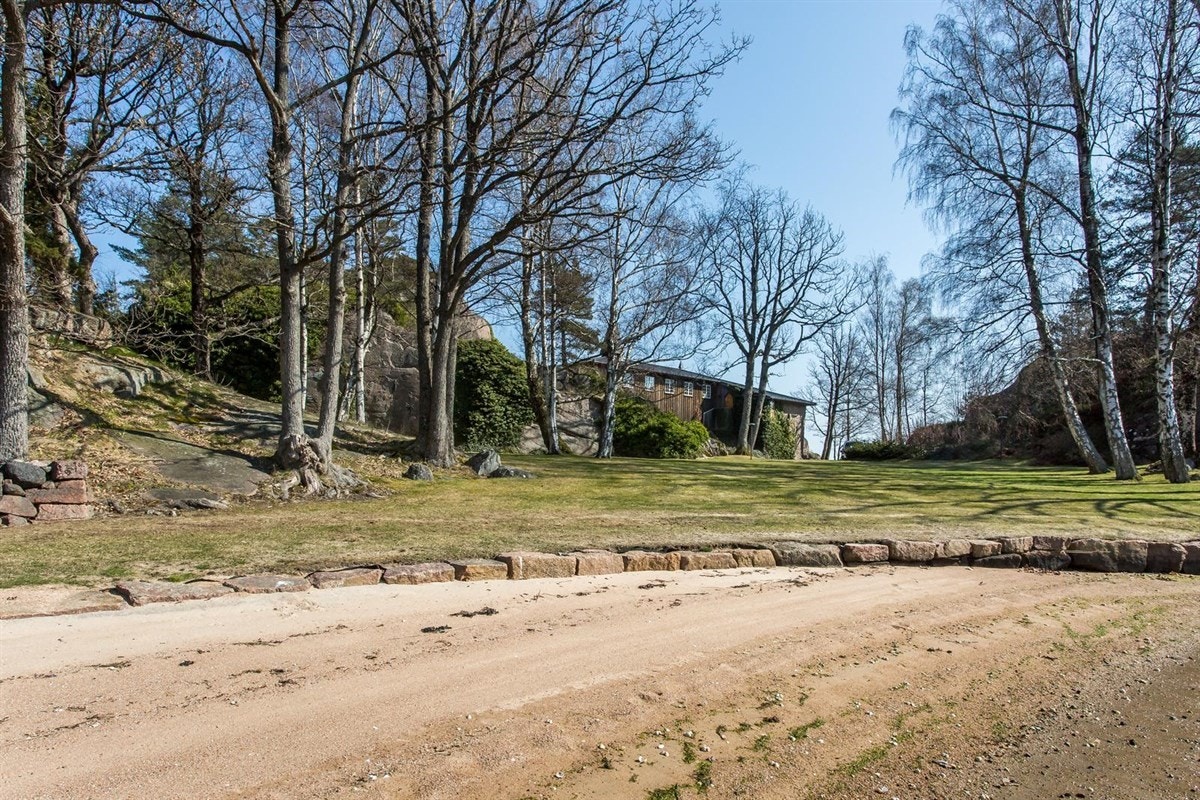 Parkmessig hageanlegg og egen sandstrand Galleribilde