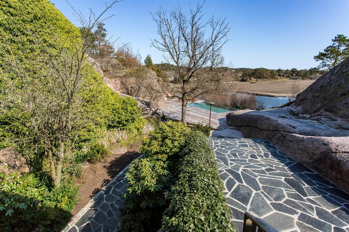 Del av hagen og platting mot bassenget Galleribilde