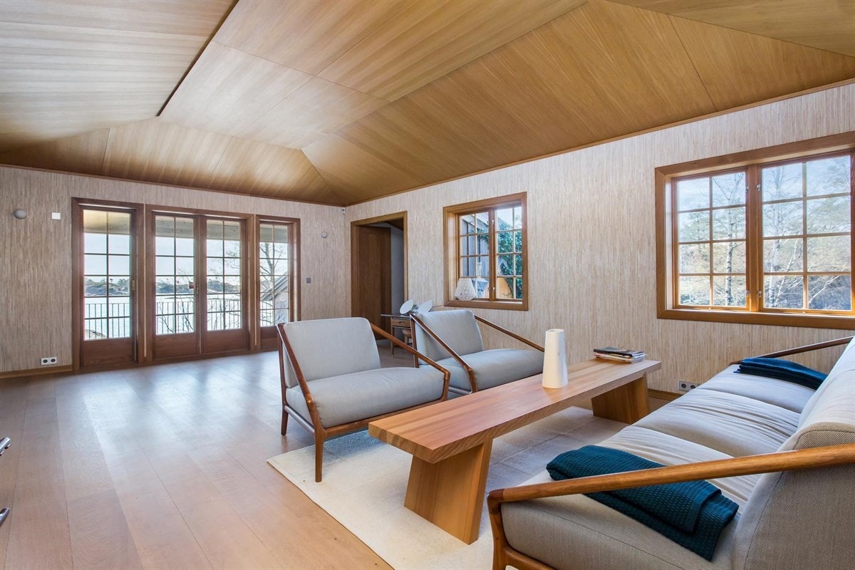 Renovert stue med utgang til platting Galleribilde