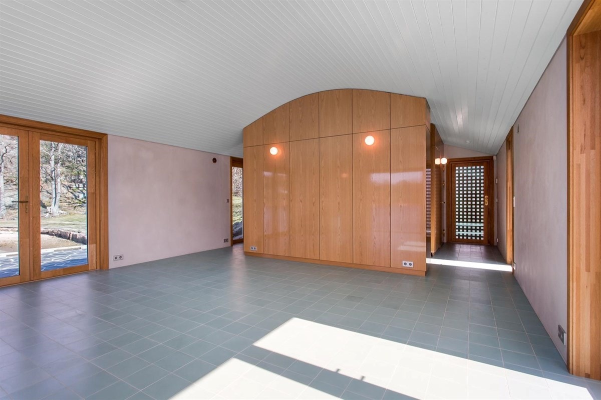 Fra stue i annekset - med store vinduer og dører ut mot sjøen Galleribilde