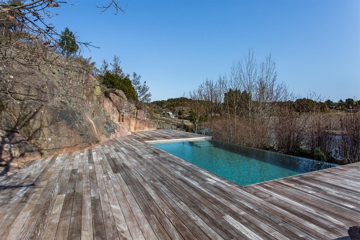 Fra bassengområdet som ligger i bakkant av huset - sjøutsikt også herfra Galleribilde