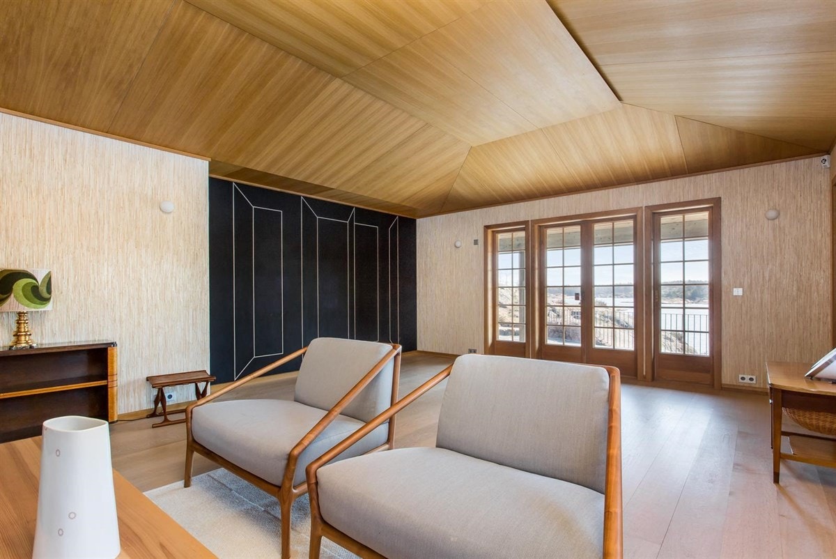 Fra stuen med vinduer ut mot sjøen Galleribilde