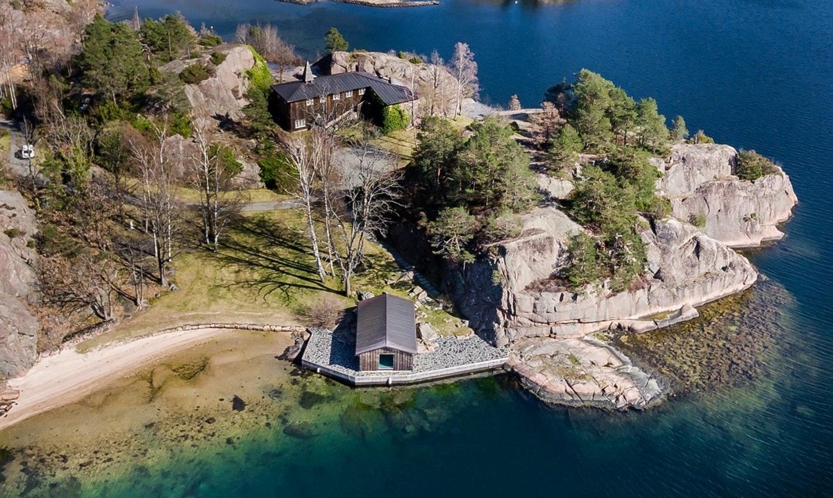 Velkommen til Hesnesveien 185 i Grimstad. Dette er en drømme-eiendom med stor tomt på egen halvøy Galleribilde