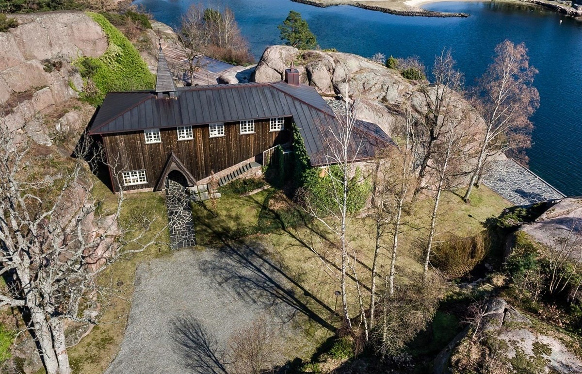 Dronebilde over huset og del av hagen Galleribilde