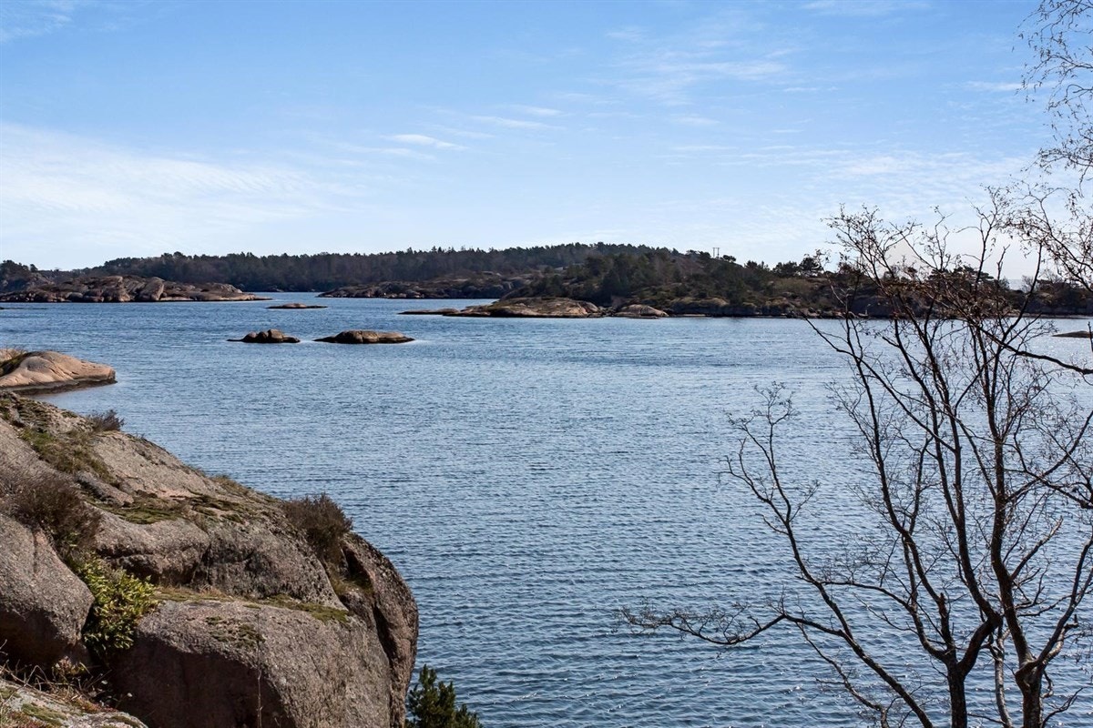 Nydelig utsikt ut mot sjøen Galleribilde