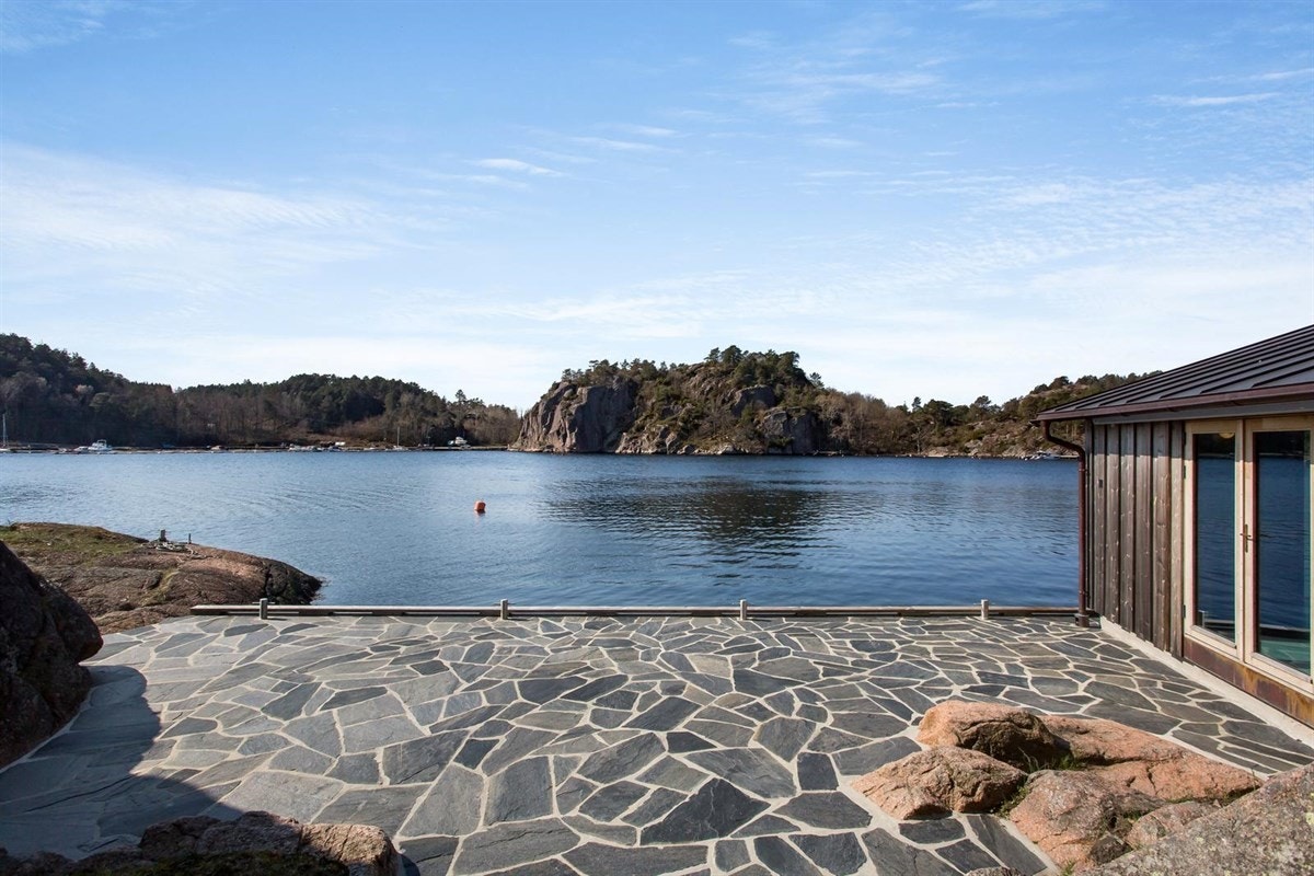 Fra bryggeanlegget ved siden av annekset (gjestehytta) Galleribilde