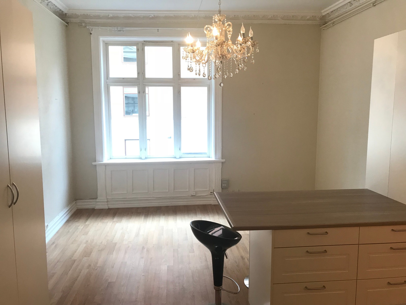 Høyt under taket og stilig lampe under rosetten Galleribilde