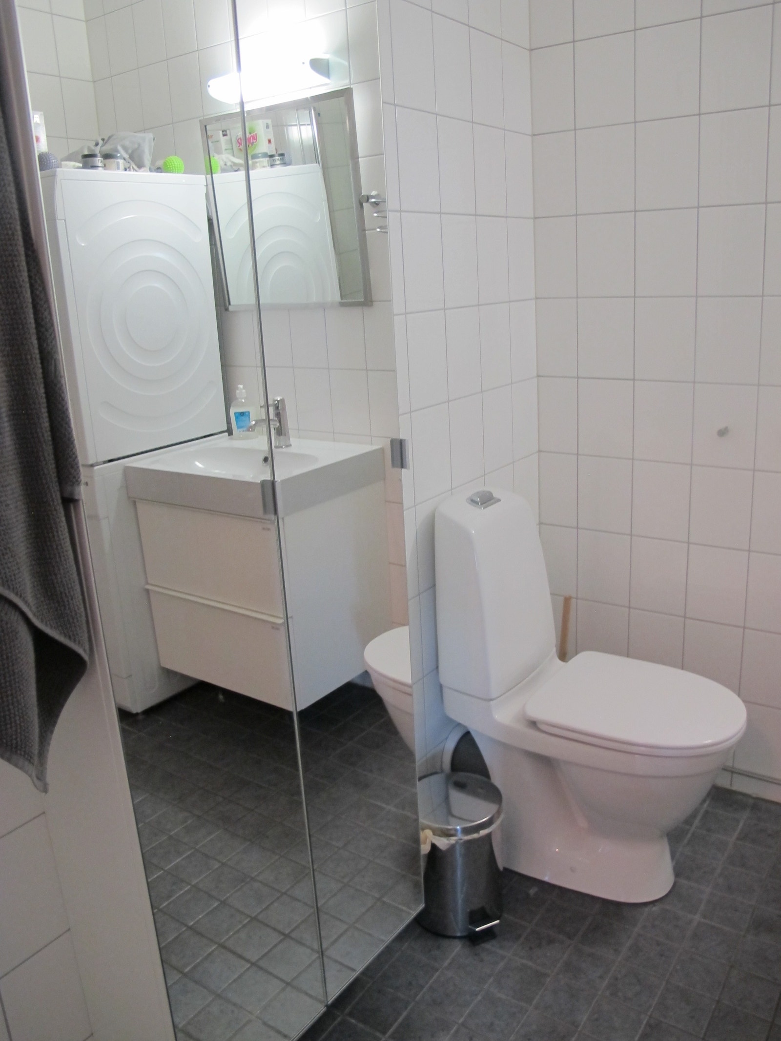 På det store badet er det skapplass til private toalettartikler. Galleribilde