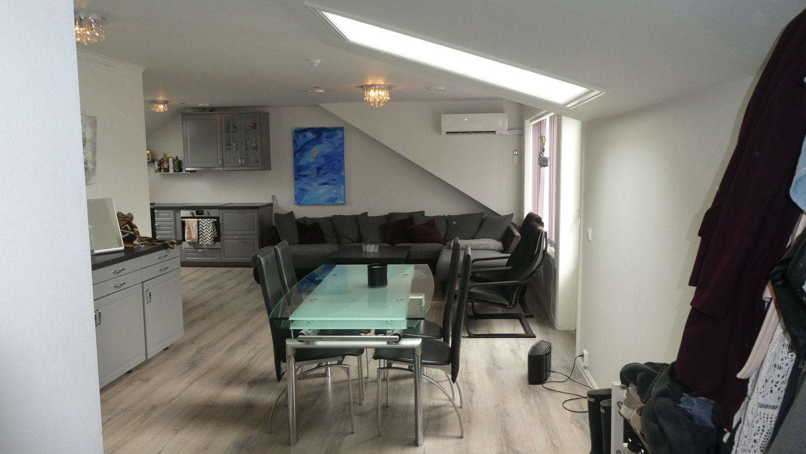 Velkommen til 3. etasje i Hovedbygget. Denne leiligheten er også 140 kvm stor. Her er det 4 rom, og 2 er ledige fra 01.09. Skråtaket gjør leiligheten lun og trivelig. Galleribilde