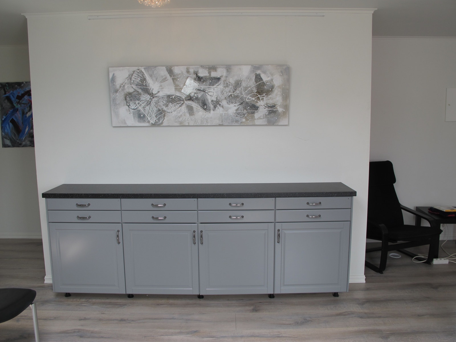 Ekstra benkplass og skap plass er kjekt å ha. Ett skap til hver leietager. Galleribilde