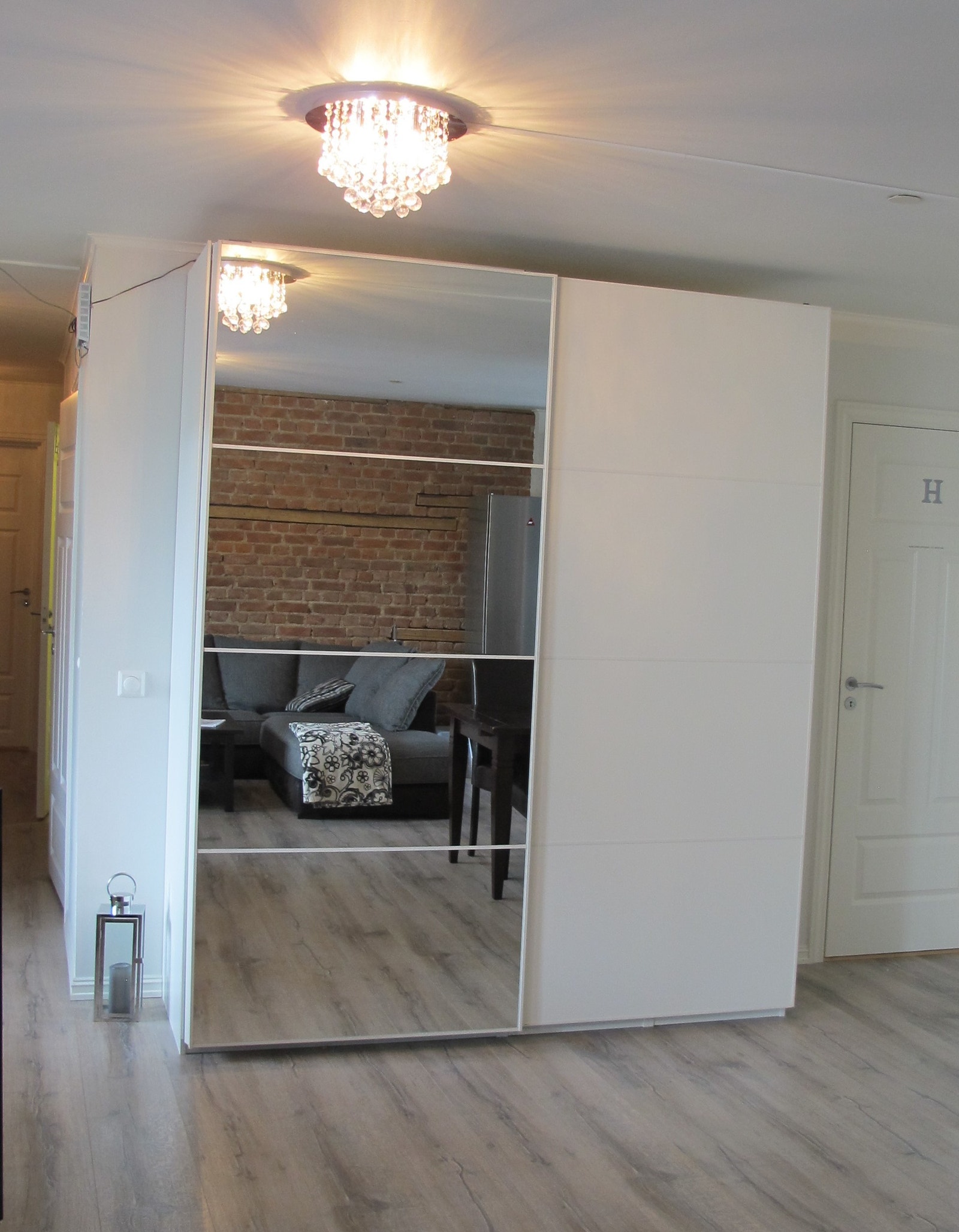 Det er et stort garderobeskap i fellesområdet. Der er det plass til ytterklær. Her er også støvsugeren plassert. Galleribilde