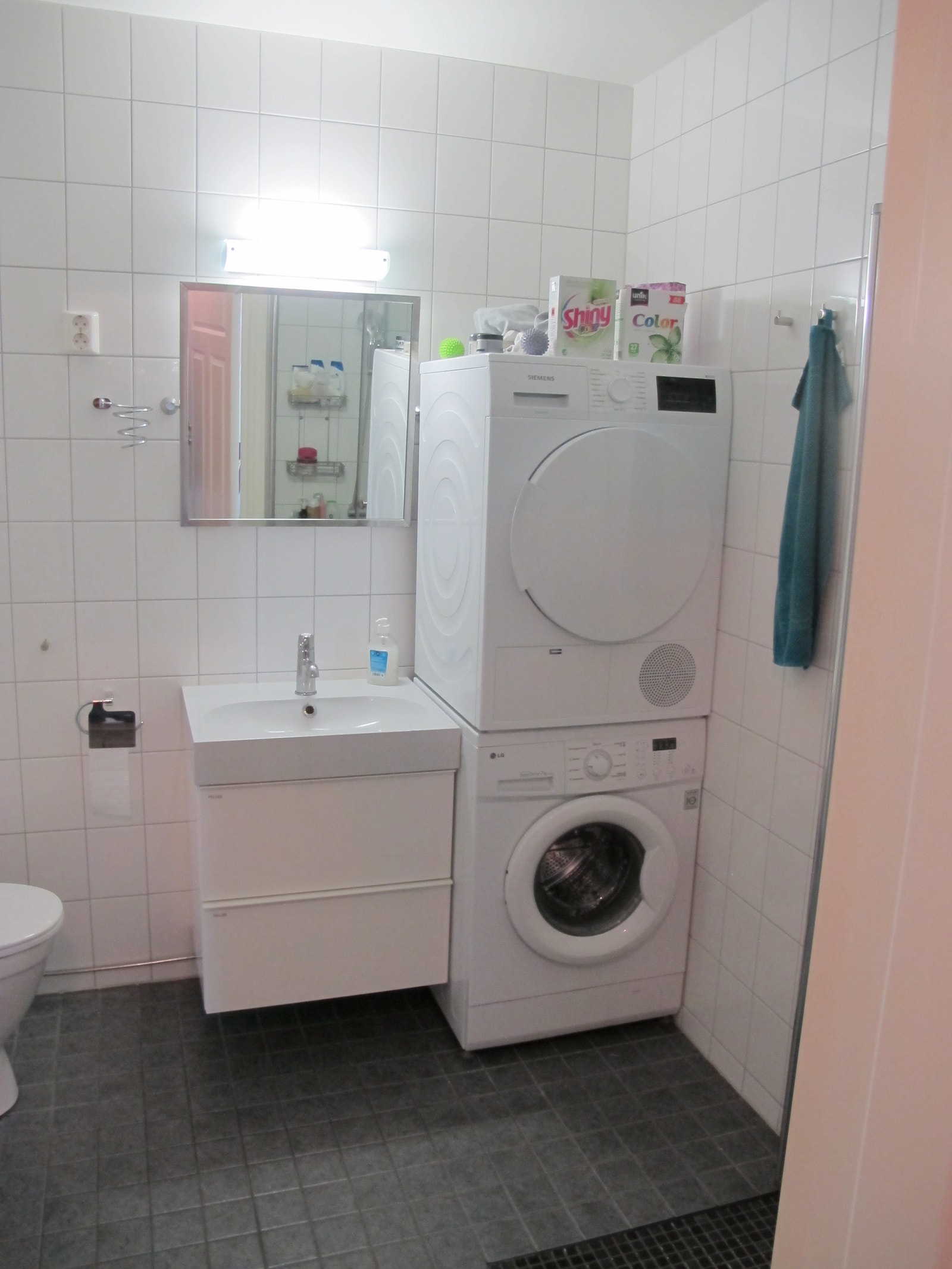 Det store badet har vaskemaskin og tørketrommel. Galleribilde