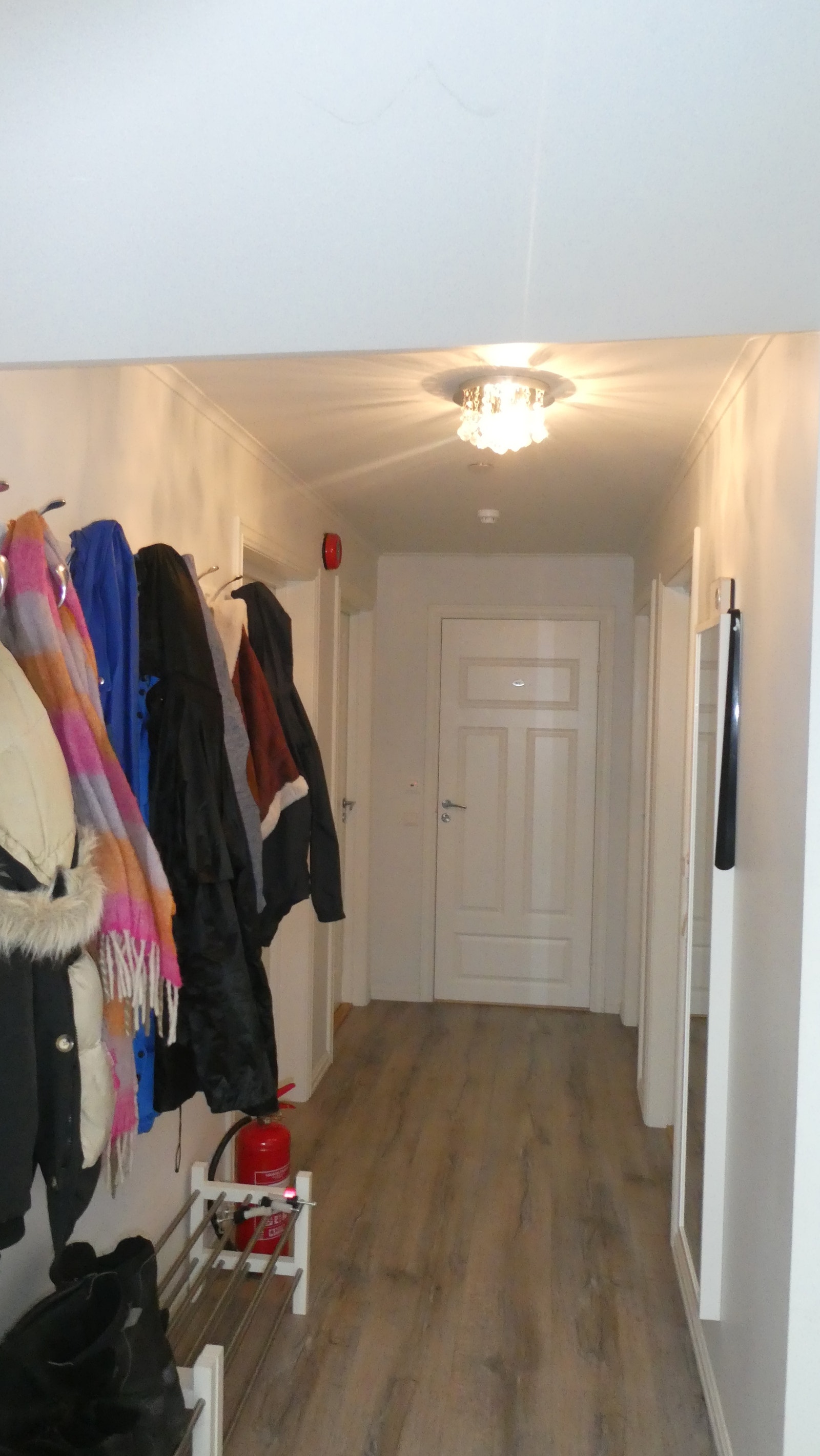 I gangen er det plass til å henge opp jakker og arkivere sko. Galleribilde