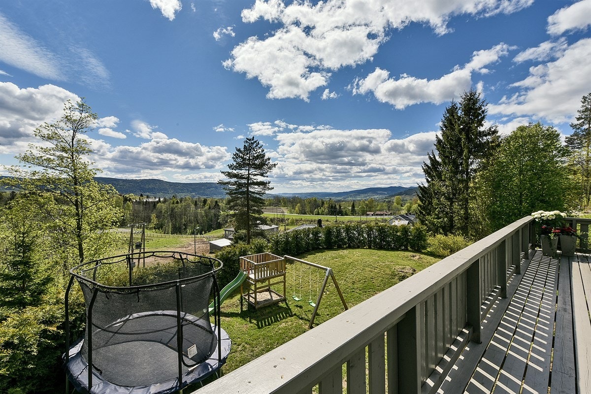 Nydelig utsikt over Lierdalen og nærliggende natur. Galleribilde