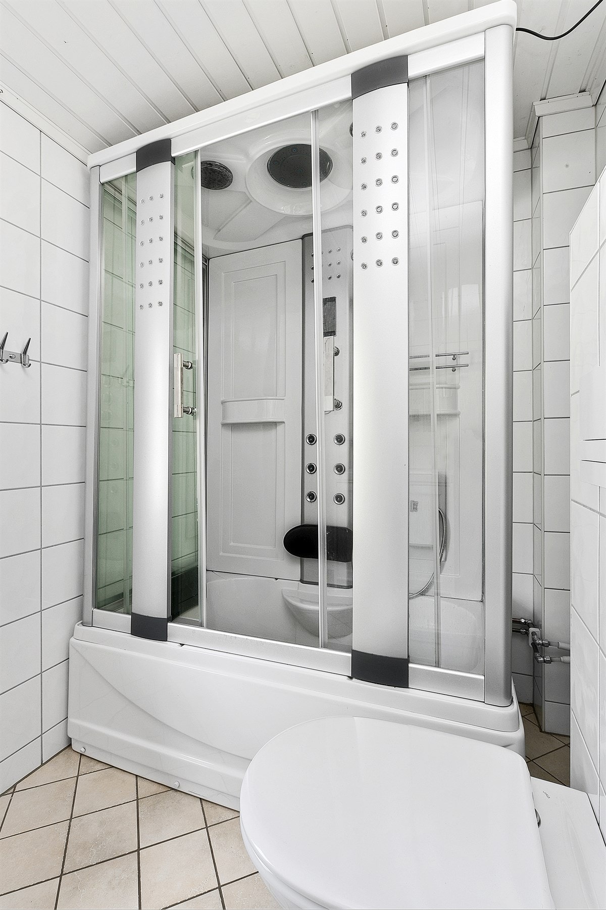 Badet i andre etasje, som ble pusset opp i 2011, er stilrent med lyse vegg- og gulvfliser. Galleribilde