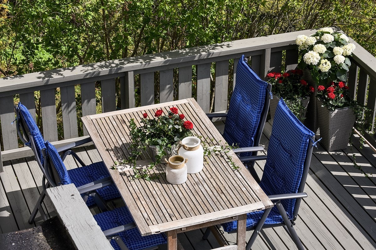 Sitteplass på terrassen. Galleribilde