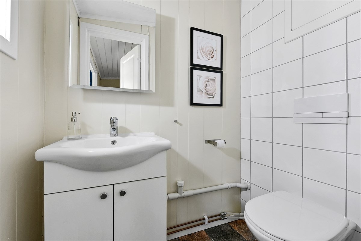 Toalettrommet, som ble pusset opp i 2011, har linoleumsbelegg på gulvet, samt vegger med fliser og hvitmalte panelplater. Galleribilde