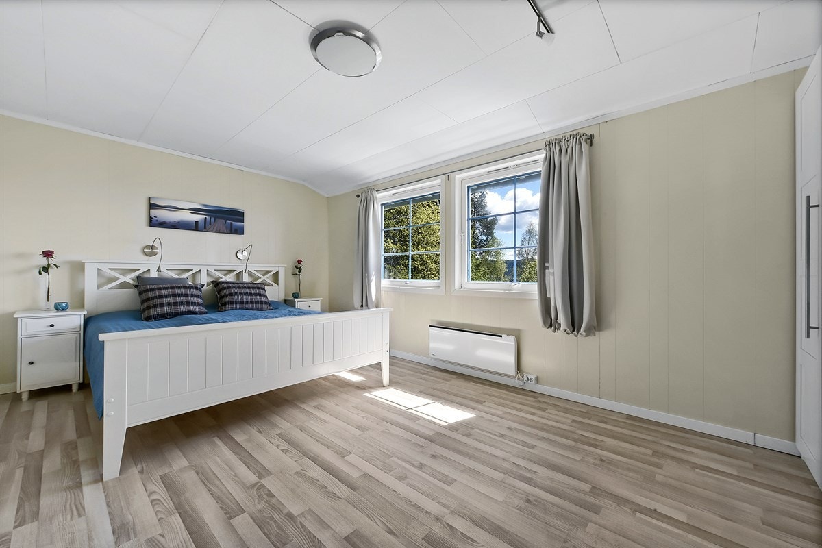 Eneboligen har fire lyse, romslige soverom - ett i første etasje og tre i andre etasje. Galleribilde