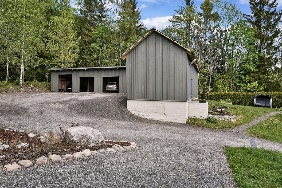 Låve og trippelgarasje. Galleribilde
