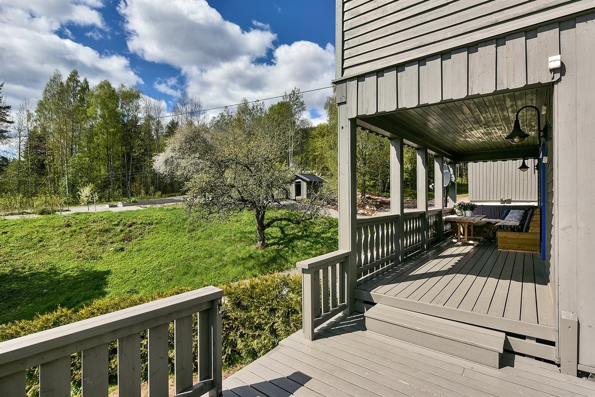 Terrassen har belysning, utestikk og trapp ned til den fine hagen. Galleribilde