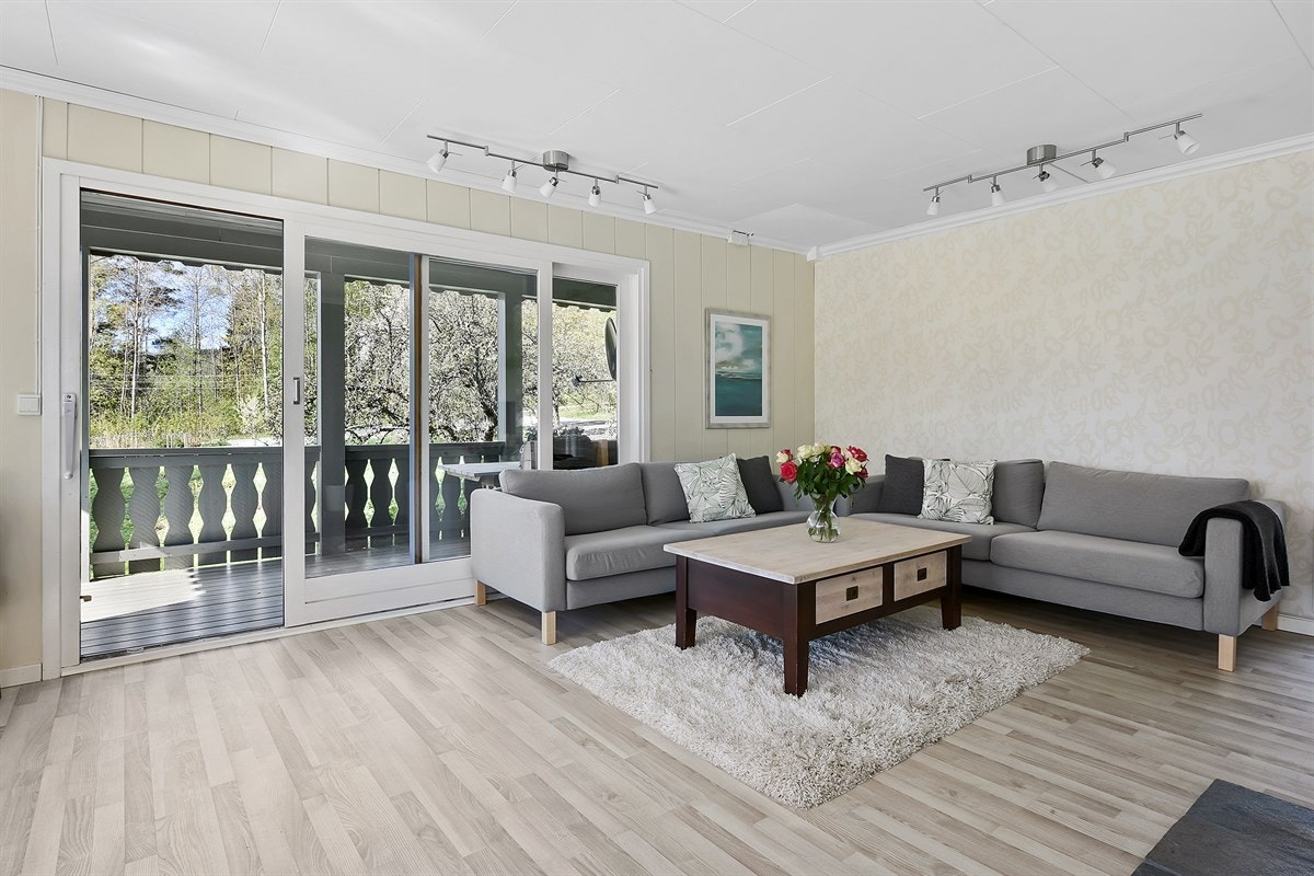 En skyvedør i glass fører ut til en stor terrasse - en vidunderlig romforlengelse i sommerhalvåret. Galleribilde