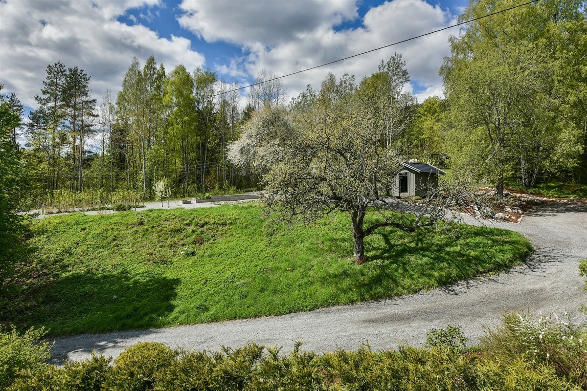 Eneboligen ligger usjenert til i landlige og solrike omgivelser, omkranset av skog, samtidig som det er kort vei til det man måtte trenge. Galleribilde