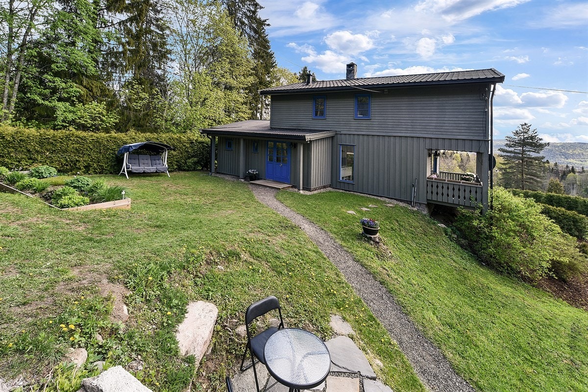 Kollektivtilbudet består av buss, og nærmeste holdeplass er Kyllerud som ligger kun to minutter unna. Galleribilde