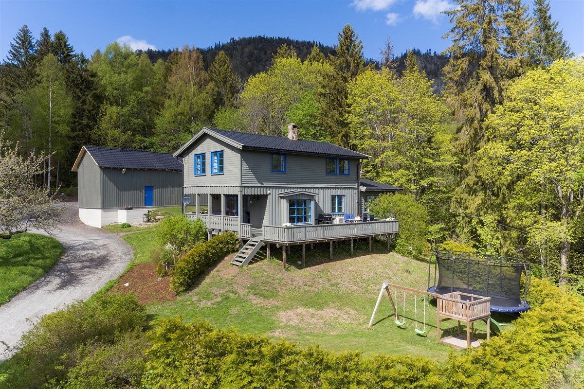 PrivatMegleren ved John Granly Steen og Kristian Arthur Brunvoll har gleden av å presentere dette oppgraderte småbruket bestående av en enebolig over 2 plan, trippelgarasje og låve. Galleribilde