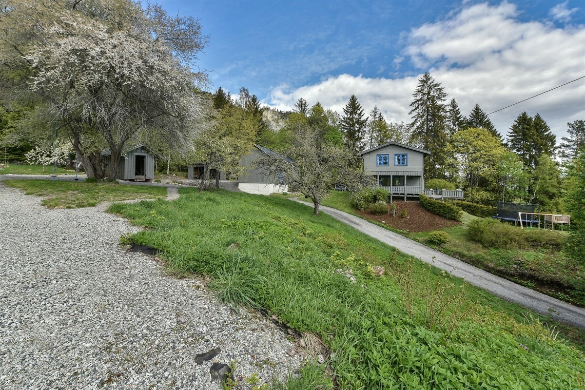 Fra eneboligen er det kort vei til Sylling barne- og ungdomsskole. Galleribilde