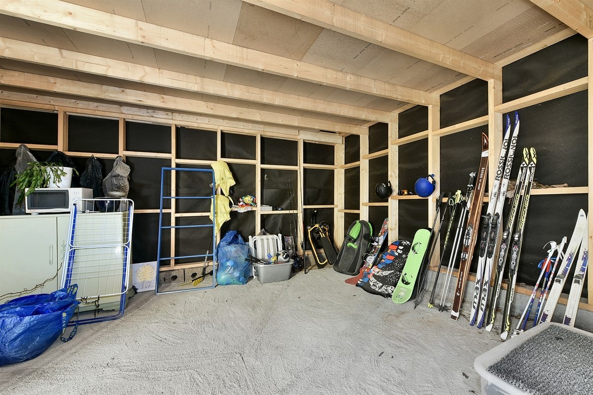 Nylig har en låve blitt renovert. Muligheter for å lage stall, eller ha god plass til verksted eller andre sysler. Galleribilde