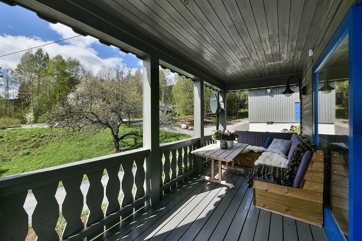 Fra stuen er det utgang til en herlig, delvis overbygget terrasse på hele 50 kvm. Galleribilde