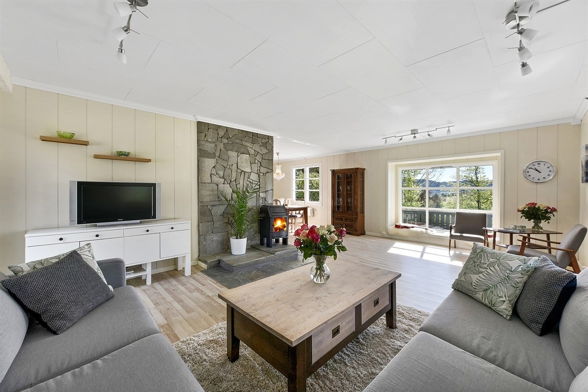 Stuen er svært romslig med en luftig atmosfære og store vindusflater som slipper inn rikelig med dagslys, samtidig som de ivaretar den vakre utsikten over Lierdalen. Galleribilde