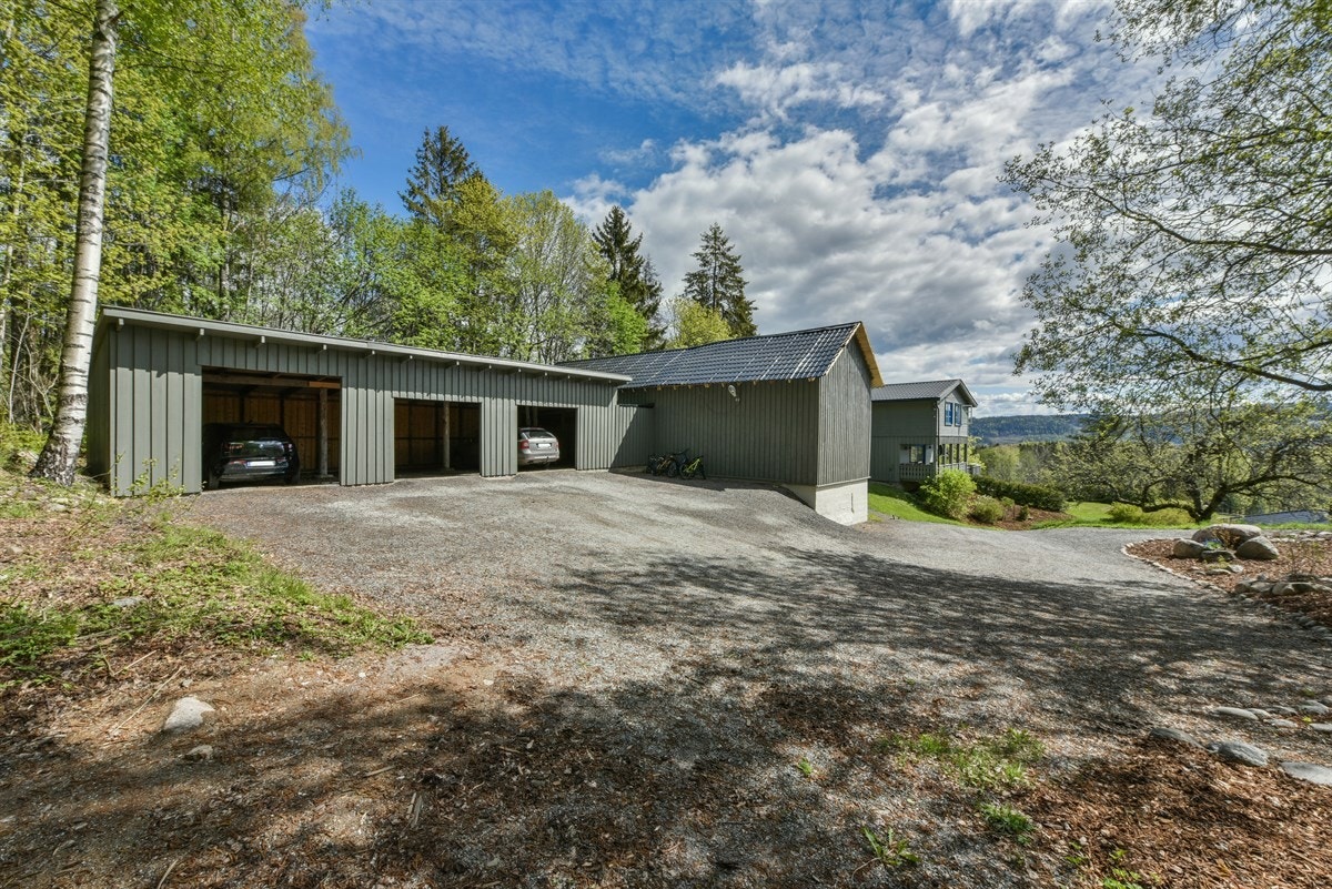 Tomten på over 10 mål har plen, frukttrær, gapahuk med bålplass og en stor kjøkkenhage. Galleribilde