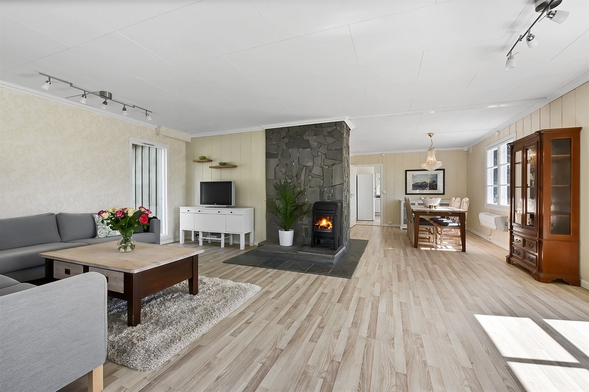 Rommet er naturlig inndelt i ulike brukssoner, og det passer utmerket å innrede med spisebord utenfor kjøkkenet. Galleribilde