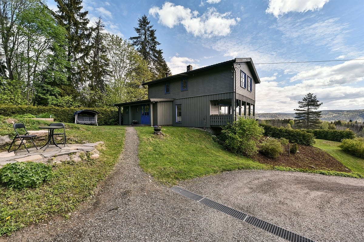 Ved å benytte bil tar det ca. 4 min til Sylling sentrum, 22 min til Lierbyen, 23 min til Liertoppen, 29 min til Asker, 31 min til Drammen, 38 min til Vikersund og 45 min til Hønefoss. Galleribilde