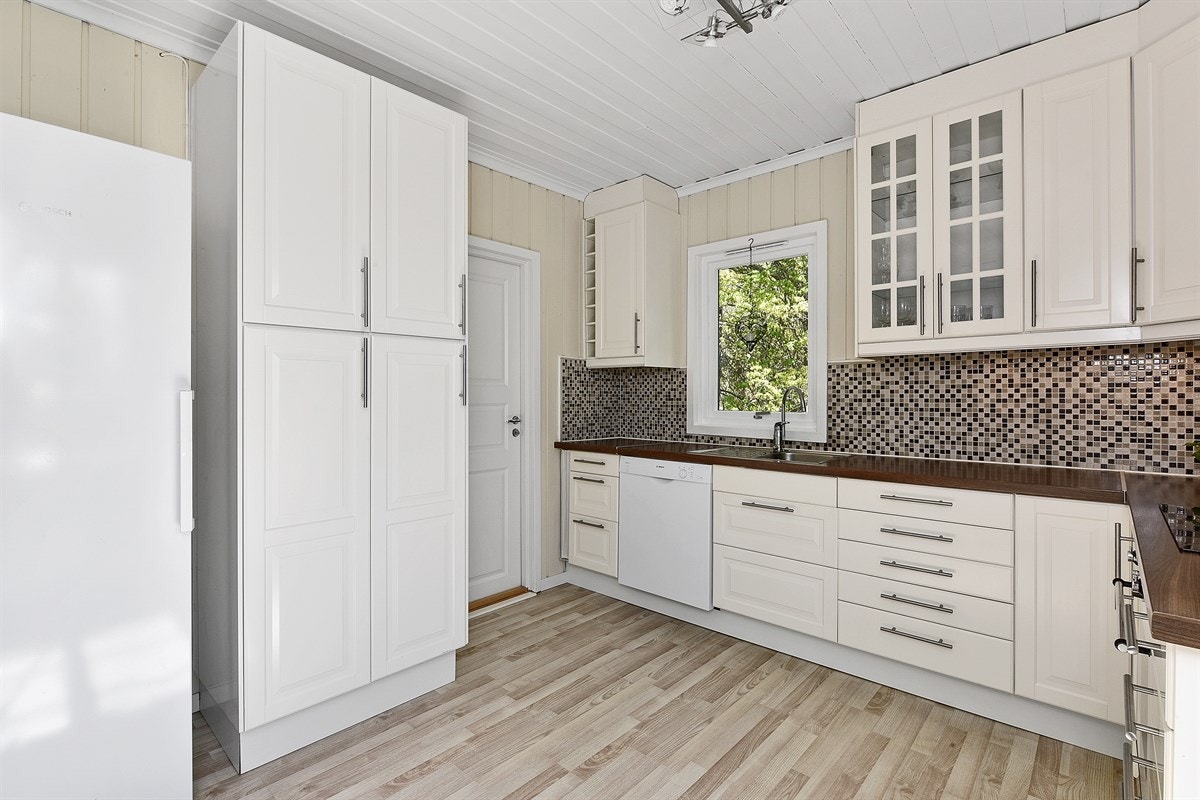 Av hvitevarer har kjøkkenet integrert platetopp og stekeovn - i tillegg til en oppvaskmaskin fra 2017 av typen Bosch. Galleribilde