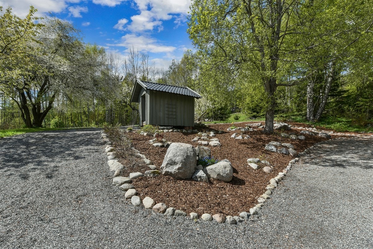 Her får du en egen, idyllisk oase med stort potensial for dyrking av grønnsaker, frukt og bær. Galleribilde