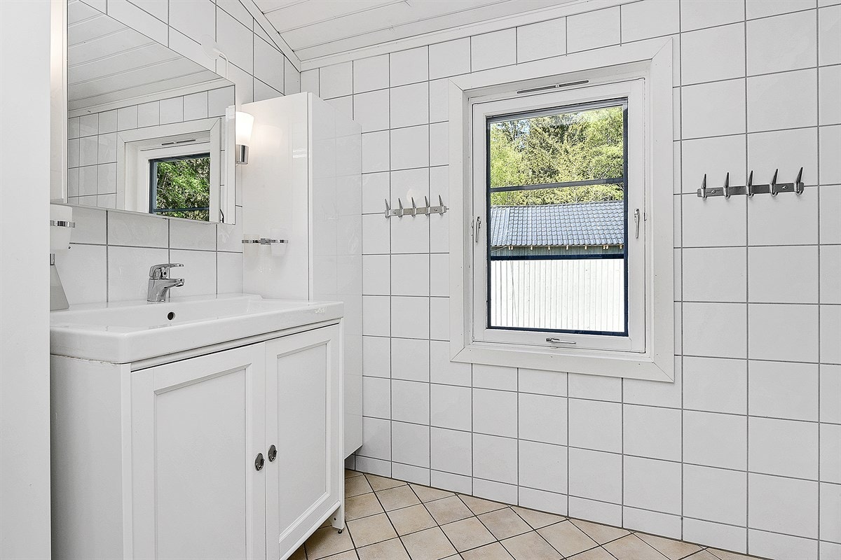 Det er også vegghengt toalett og varme i gulvet, samt et dusjkabinett med regnfallsdusj og lavtsittende spyledyser. Galleribilde