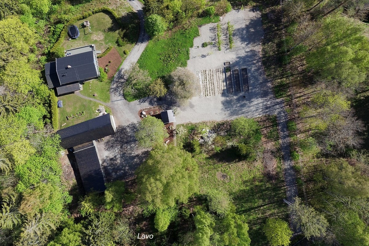 Her bor du i idylliske, landlige og solrike omgivelser, omkranset av skog, samtidig som det er kort vei til alle fasiliteter. Galleribilde