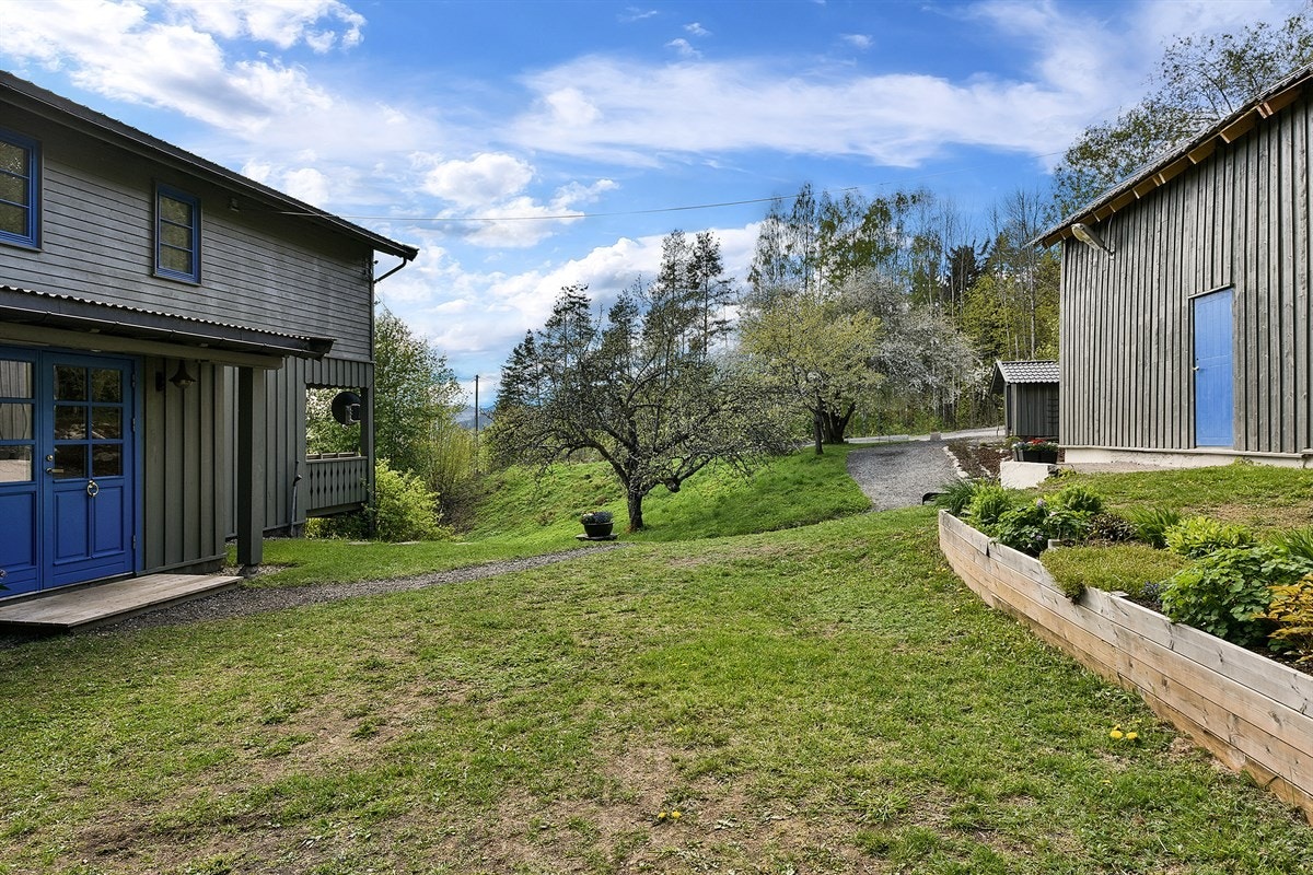 Inngang til låve. Galleribilde