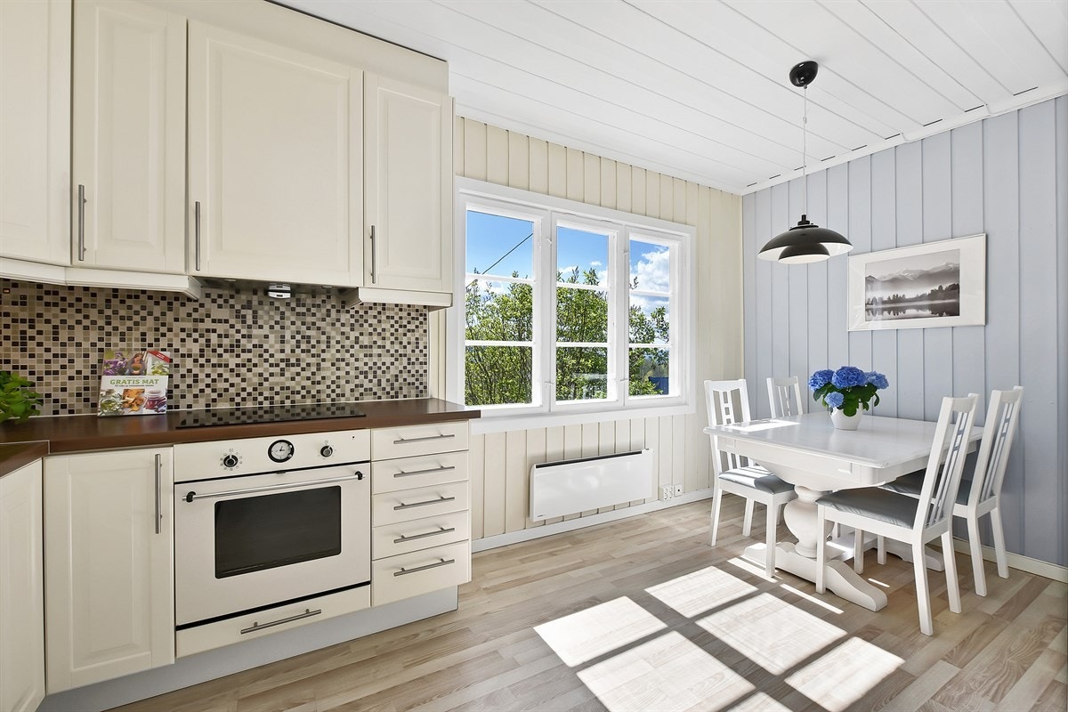 Ved vinduene er det plass til spisebord - et koselig sted å nyte både utsikten og måltidene. Galleribilde