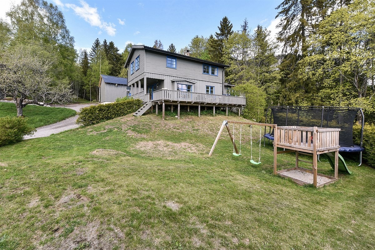 Eneboligen ligger i stille, landlige og idylliske omgivelser, ca. 2 km fra Sylling sentrum i Lier kommune. Galleribilde