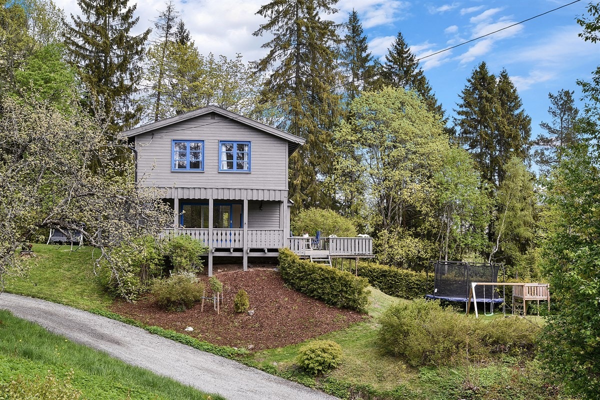 Det er umiddelbar nærhet til marka og turområder som blant annet Trollskogen. Galleribilde