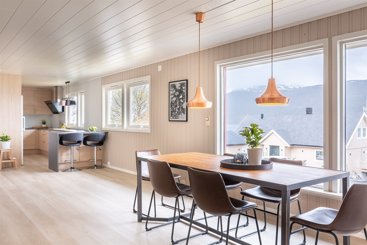 Flere store vindusflater som gir godt med lys og tar den fine utsikten inn