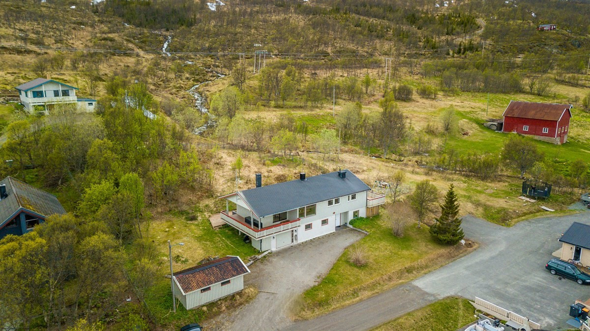 Landlig enebolig med fin utsikt og 15 km til Kvaløya med flere servicetilbud, samt skole og barnehage