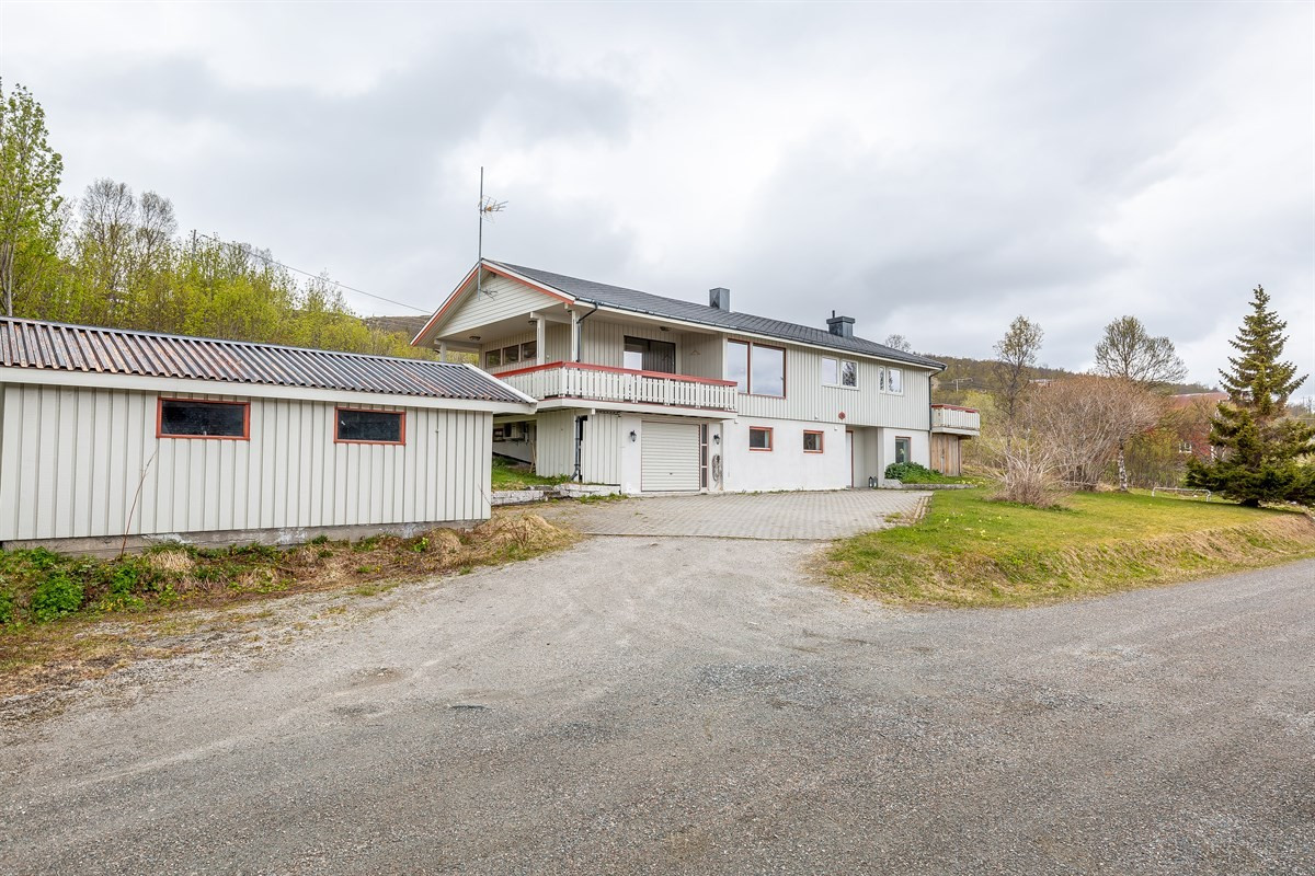 Enebolig med integrert garasje, samt frittstående garasje på stor tomt
