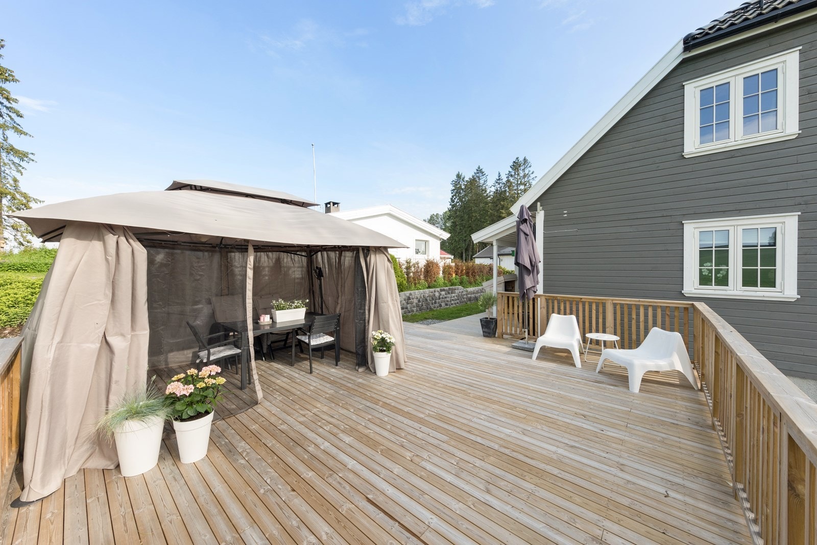 Boligen holder god standard fra byggeår 2013 med pene overflater, tidsriktige fargevalg og moderne inventar Galleribilde