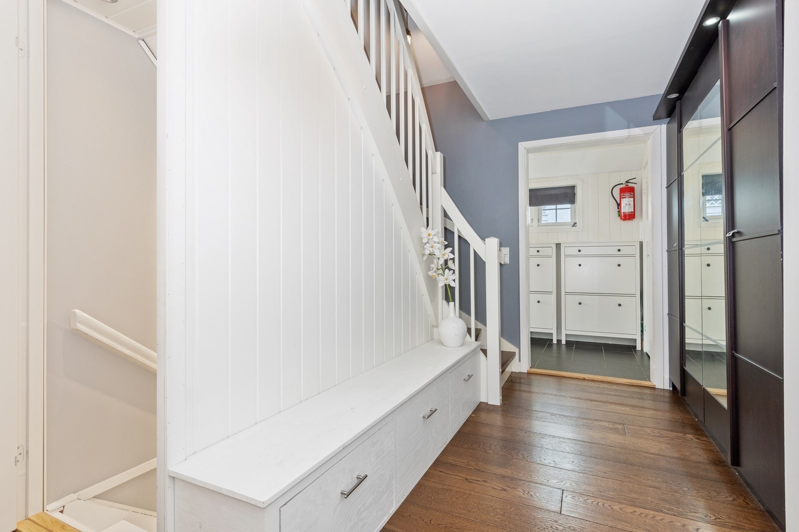 Det er plass for sko og yttertøy i stor skyvedørsgarderobe i gangen. Galleribilde