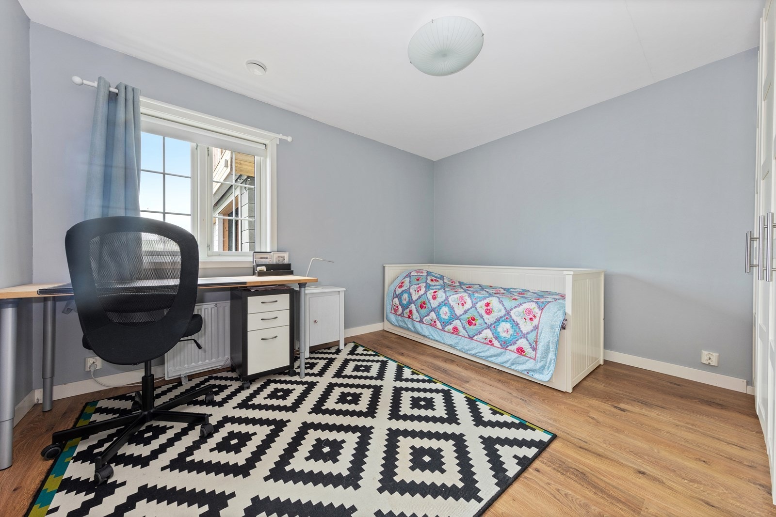 Gjesterom/kontor i underetasje Galleribilde